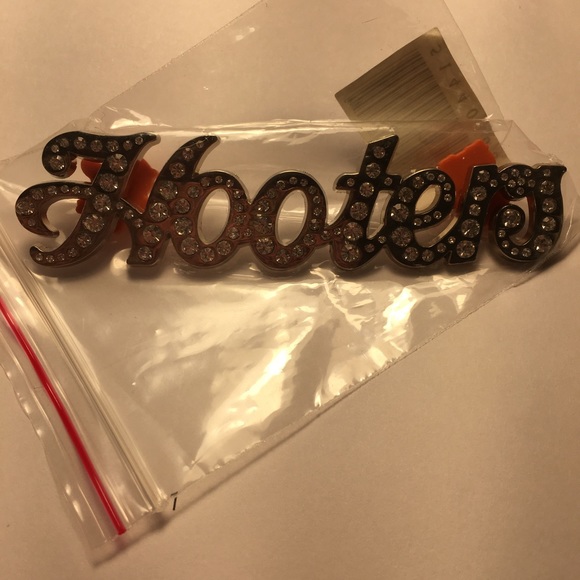 New Bundle Of 2 Hooters Girl Rhinestones Tac Pin & Hooters Girl Lips Button - Picture 8 of 8